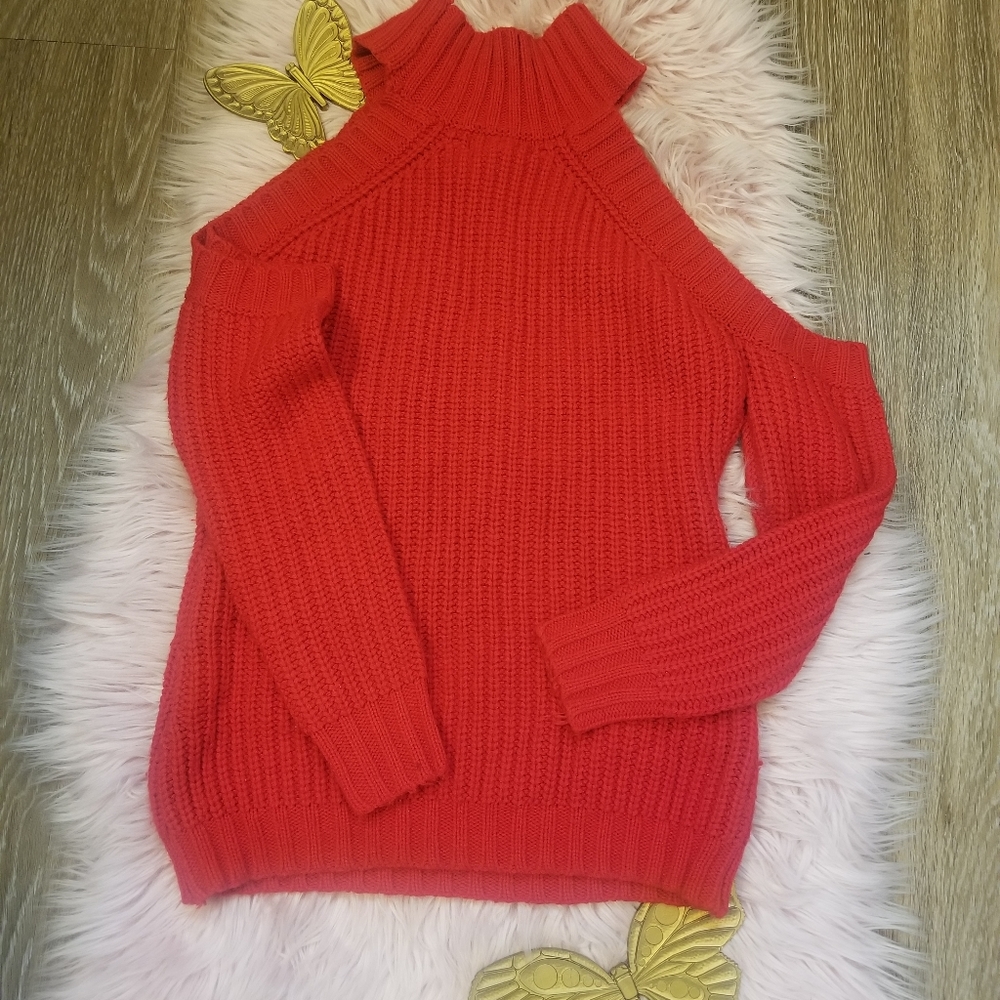 Hera open shoulder sweater